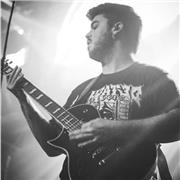 Músico autodidacta con 10 años de experiencia da clases de teoría musical y de técnica para guitarra y bajo, todos los niveles.